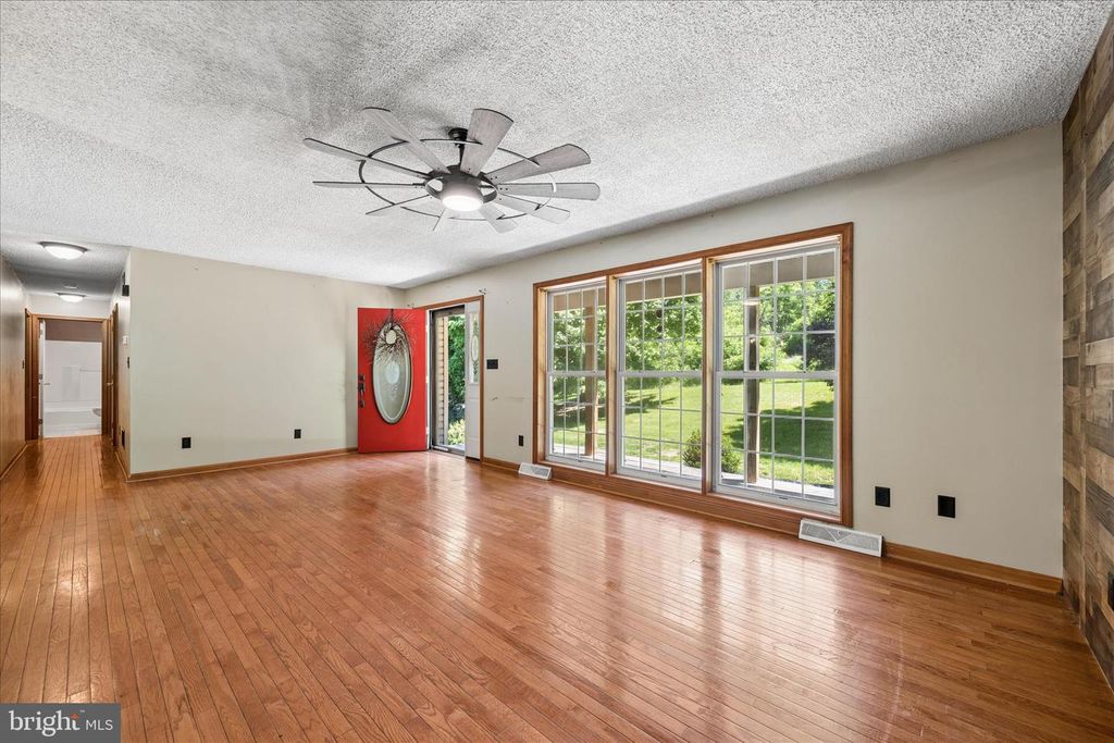 Image 5 of property listing at 8354 MOUNTAIN LAUREL RD, Boonsboro, MD 21713
