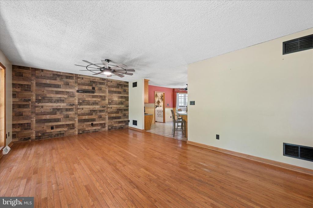 Image 7 of property listing at 8354 MOUNTAIN LAUREL RD, Boonsboro, MD 21713