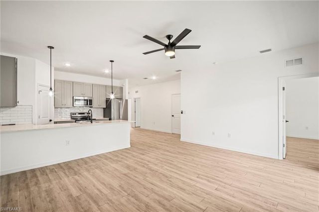 627 SE 13th PL, Cape Coral, FL 33990