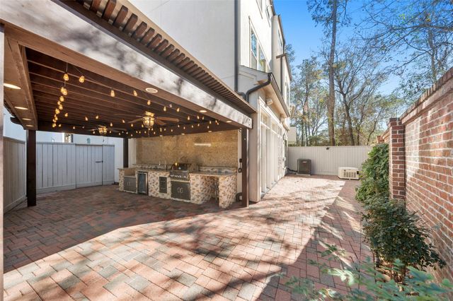 18 Wooded Park Place, The Woodlands, TX 77380