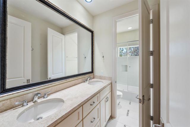 18 Wooded Park Place, The Woodlands, TX 77380