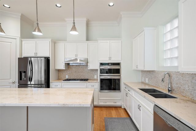 18 Wooded Park Place, The Woodlands, TX 77380