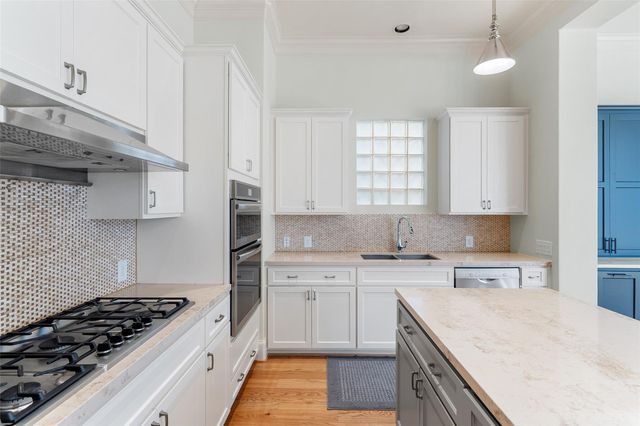 18 Wooded Park Place, The Woodlands, TX 77380