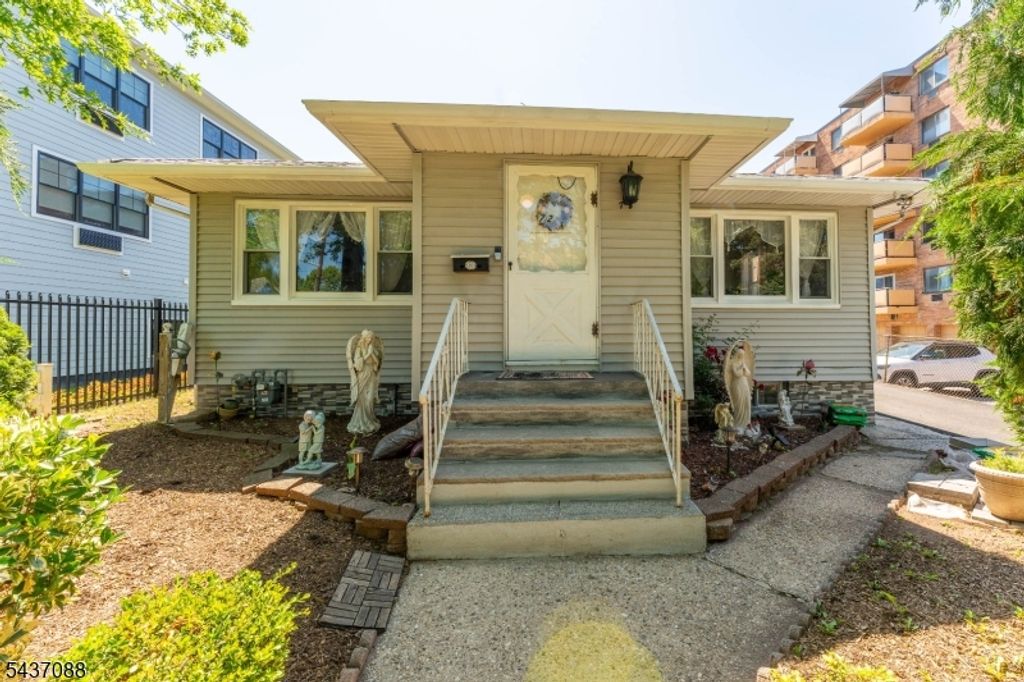 72 Clarendon Pl, Hackensack City, NJ 07601