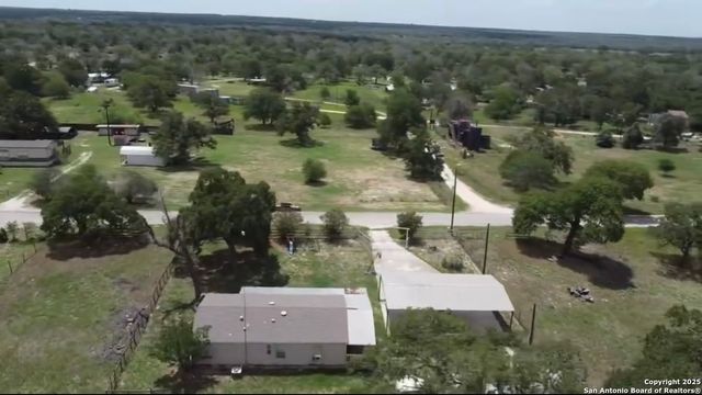 118 Flores Oaks, Floresville, TX 78114
