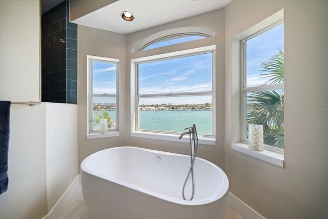 8685 E BAY DRIVE, Treasure Island, FL 33706