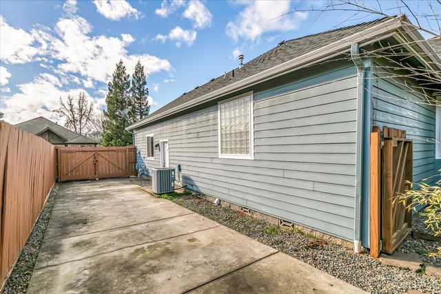 142 Whispering Drive, Grants Pass, OR 97527