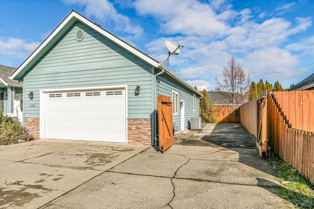 142 Whispering Drive, Grants Pass, OR 97527