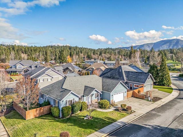 142 Whispering Drive, Grants Pass, OR 97527