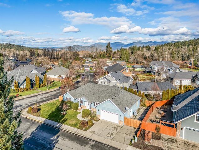 142 Whispering Drive, Grants Pass, OR 97527
