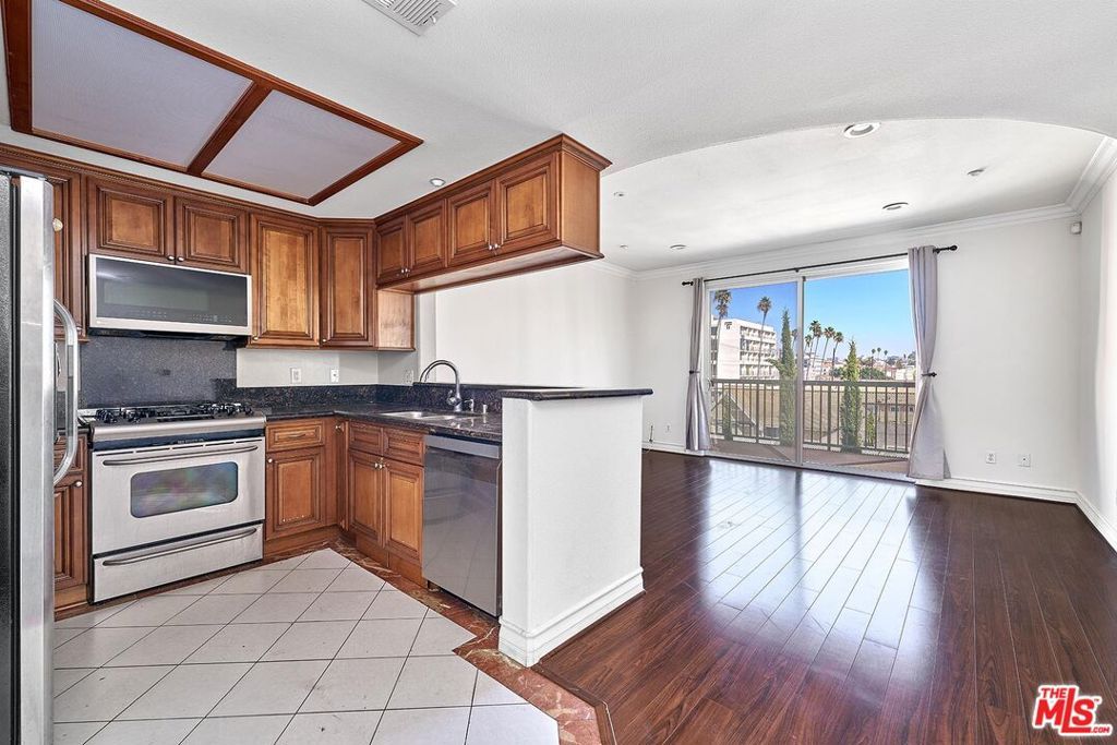 3140 San Marino Street 301, Los Angeles, CA 90006 — photo 2