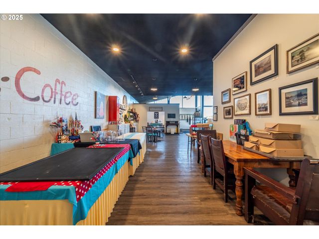 215 Se 10TH St, Bandon, OR 97411