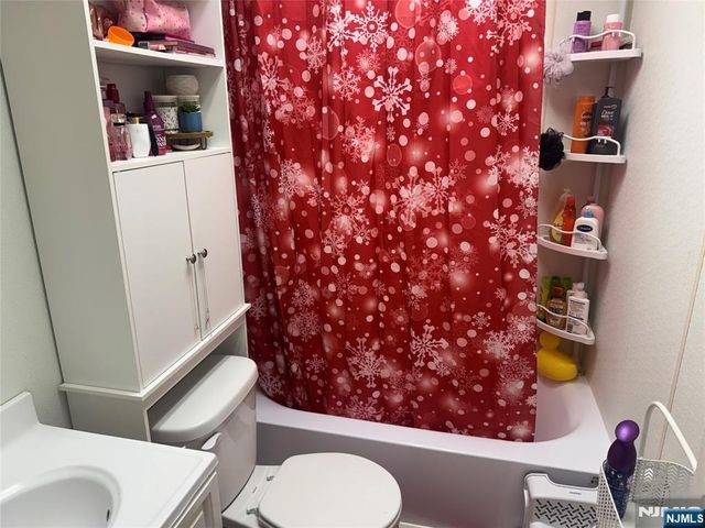 16 Roosevelt Avenue, Dumont, NJ 07628