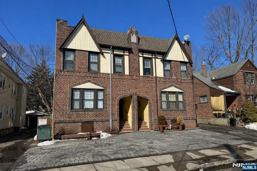 16 Roosevelt Avenue, Dumont, NJ 07628