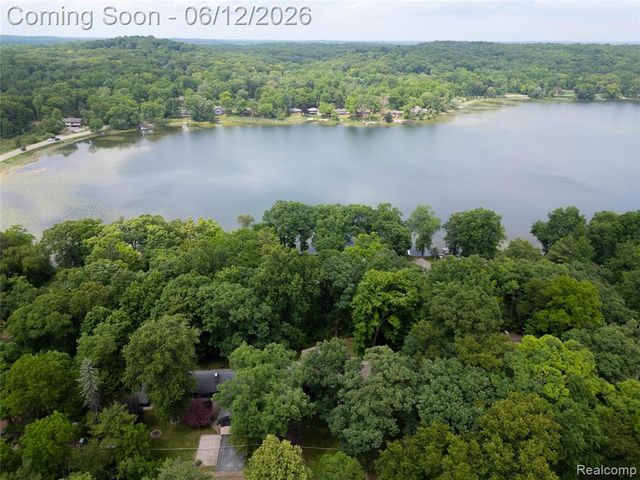 5831 Winans Drive, Brighton, MI 48116