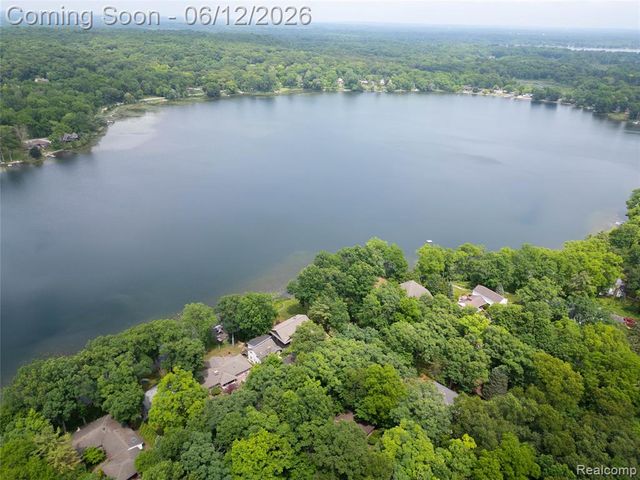 5831 Winans Drive, Brighton, MI 48116