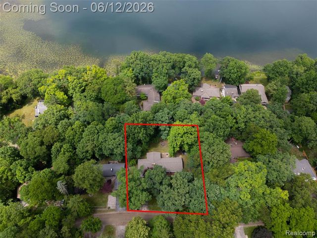 5831 Winans Drive, Brighton, MI 48116