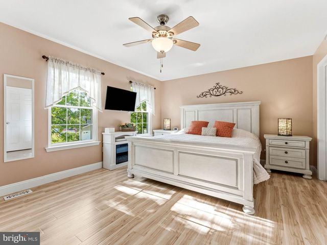 35 WHITALL DR, Sicklerville, NJ 08081