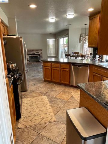 1828 Bayberry Ln, Tracy, CA 95376