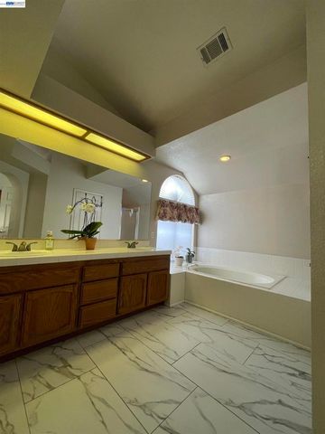 1828 Bayberry Ln, Tracy, CA 95376