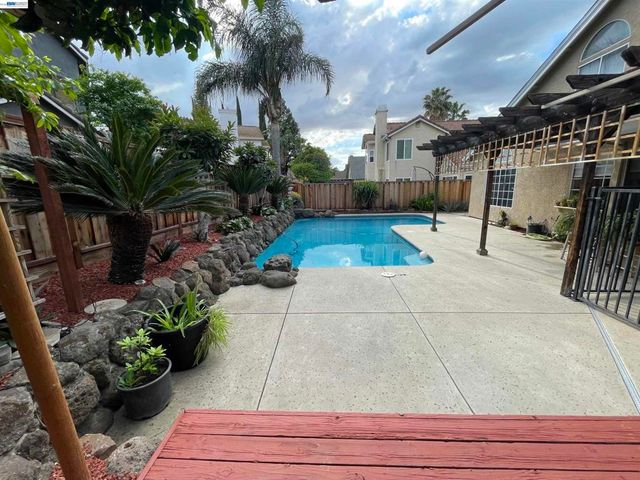 1828 Bayberry Ln, Tracy, CA 95376