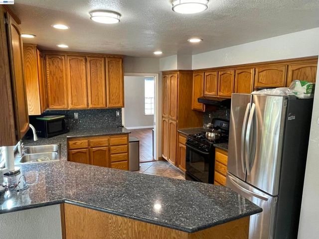 1828 Bayberry Ln, Tracy, CA 95376