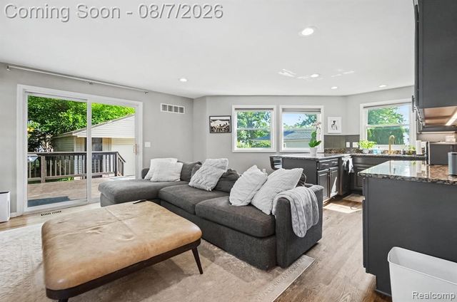 318 Chippewa Street, Clawson, MI 48017