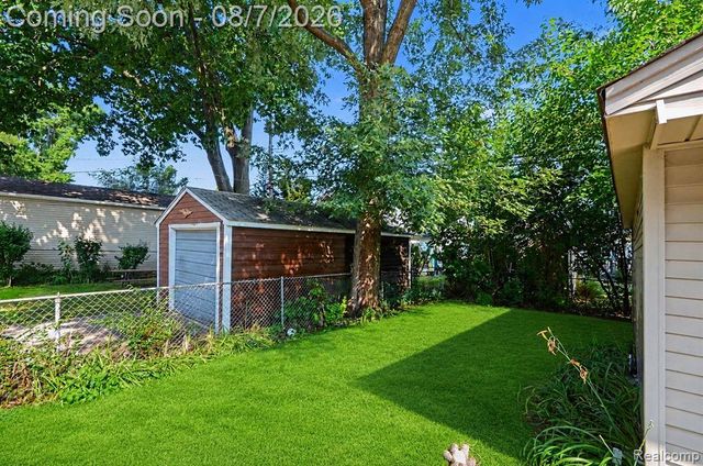 318 Chippewa Street, Clawson, MI 48017