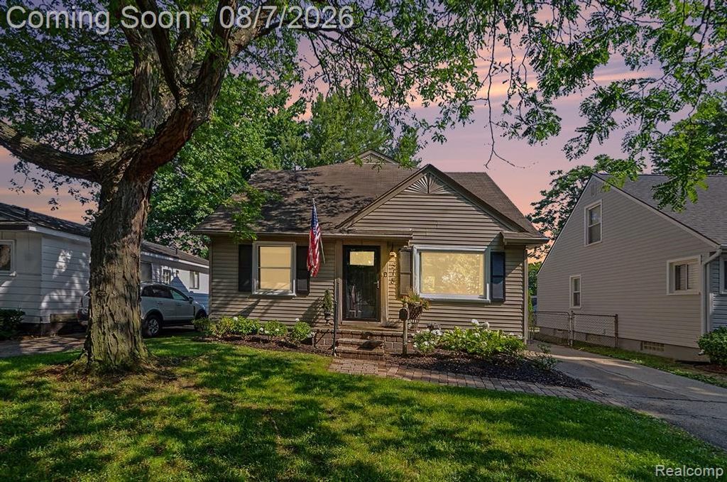 318 Chippewa Street, Clawson, MI 48017