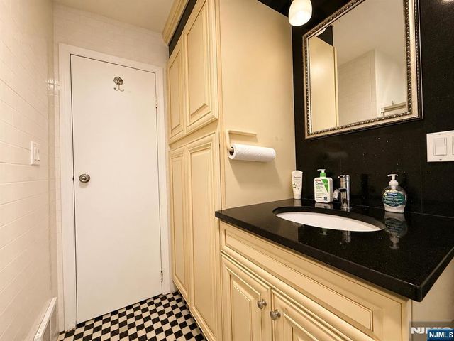 372 Main Street, Bergenfield, NJ 07621