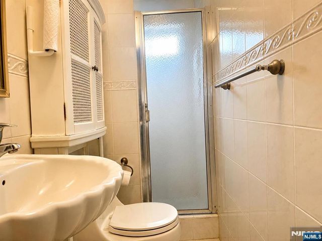 372 Main Street, Bergenfield, NJ 07621