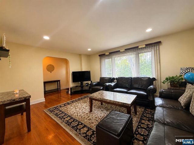 372 Main Street, Bergenfield, NJ 07621