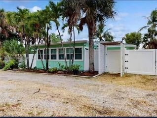 1942 Roseate LN, Sanibel, FL 33957
