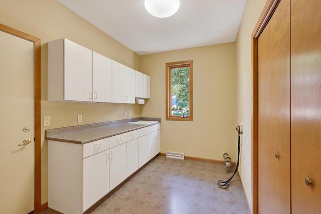 1300 Kings Lynn Road, Stoughton, WI 53589