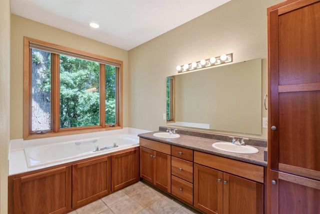 1300 Kings Lynn Road, Stoughton, WI 53589