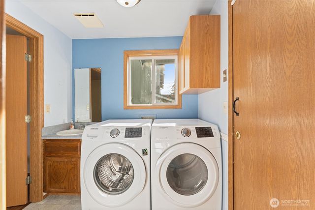 2727 Highline Place NE, Tacoma, WA 98422