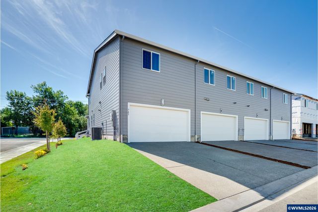 841 Sifuentez Ct, Woodburn, OR 97071