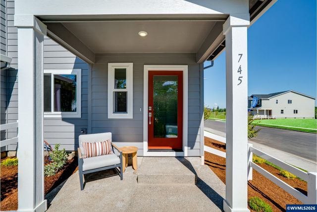 841 Sifuentez Ct, Woodburn, OR 97071