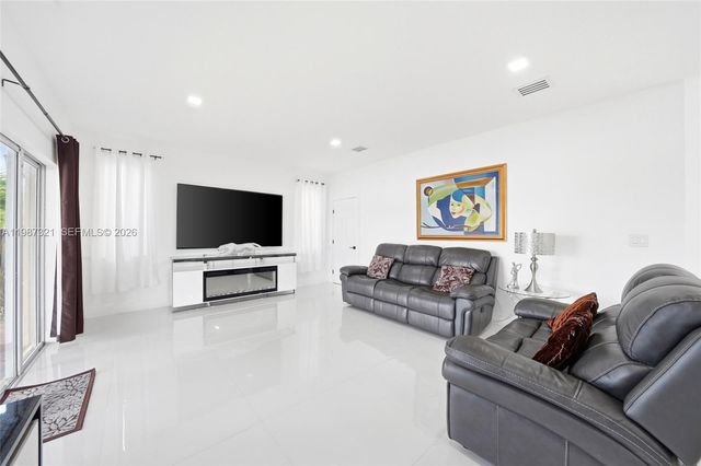 3955 NE 15th St, Homestead, FL 33033