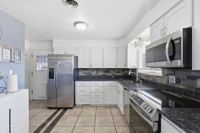 5917 N Addison St, Spokane, WA 99208