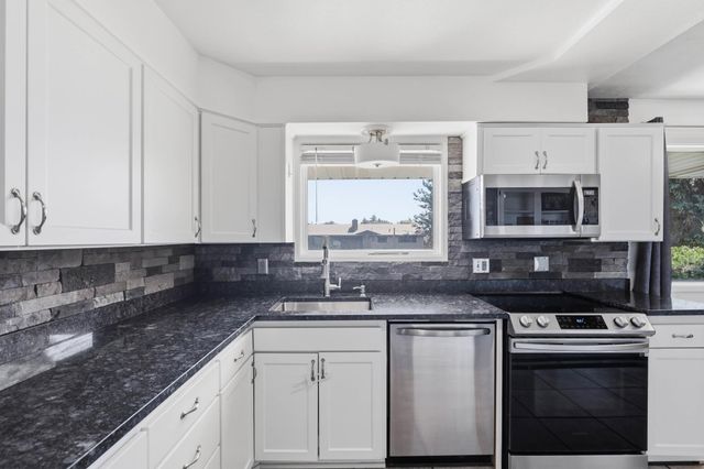 5917 N Addison St, Spokane, WA 99208