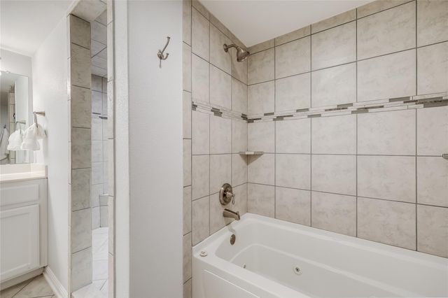 105 Comanche PT, Point Venture, TX 78645