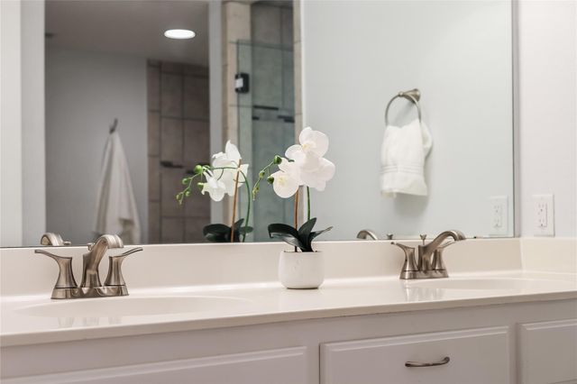 105 Comanche PT, Point Venture, TX 78645