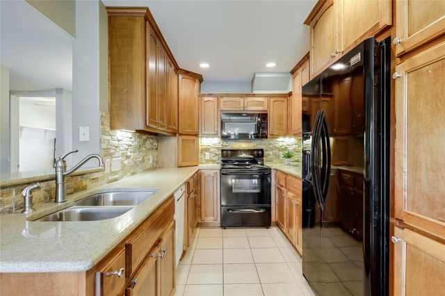 105 Comanche PT, Point Venture, TX 78645