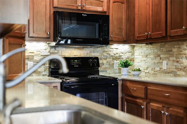 105 Comanche PT, Point Venture, TX 78645