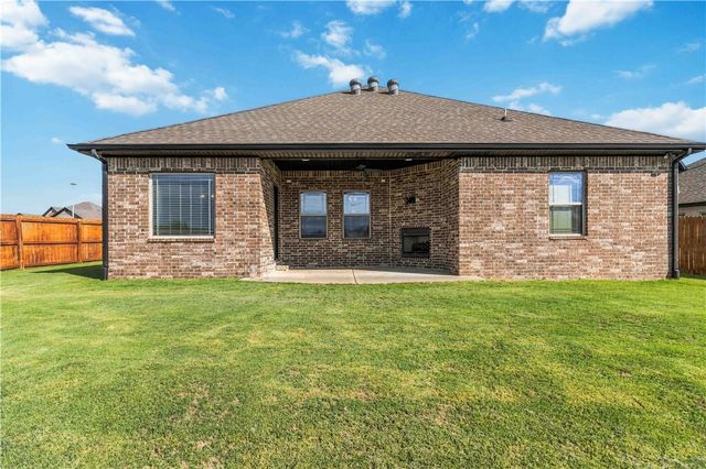 5702 W Red Maple Drive, Rogers, AR 72758