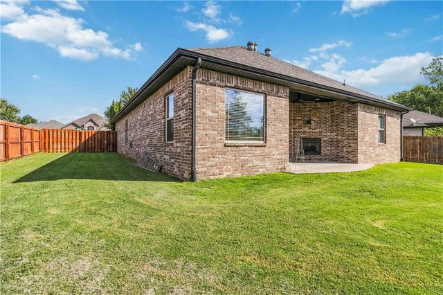 5702 W Red Maple Drive, Rogers, AR 72758