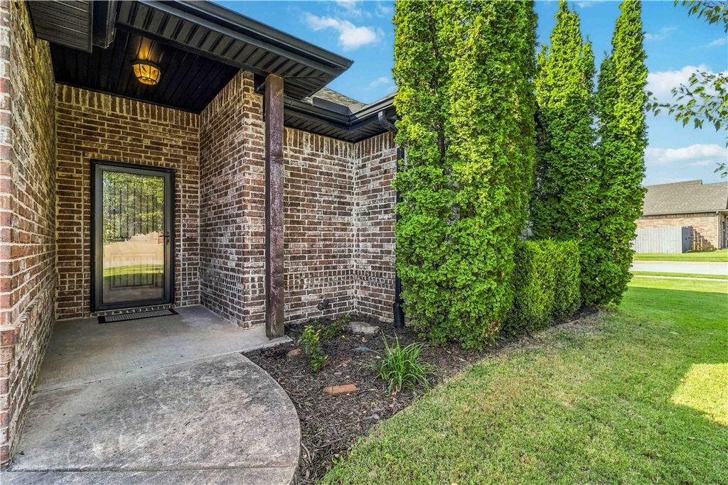 5702 W Red Maple Drive, Rogers, AR 72758