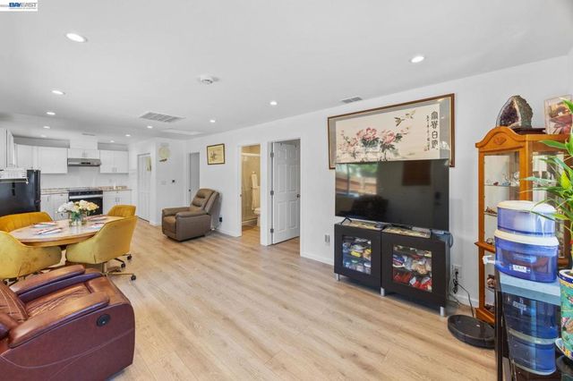 2000 Miramar Ave, Castro Valley, CA 94578