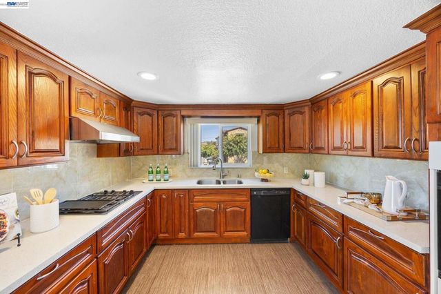 2000 Miramar Ave, Castro Valley, CA 94578